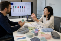 Fabricante de productos de silicona alimentaria asesorando a una empresa durante el desarrollo de un proyecto personalizado.